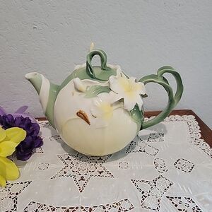 Pier 1 Imports Ginger Lily Tea Pot. Hand Painted Porcelain. 5 cups, 9" Widest